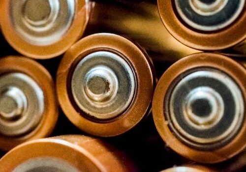 Hvem opfandt batteriet og hvad ledte til opfindelsen?